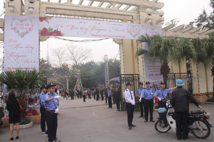 Bộ phận an ninh hướng dẫn nhiệt t&igrave;nh kh&aacute;ch mời đến dự Lễ khai mạc.