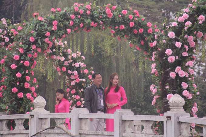 Kh&aacute;ch mời tranh thủ check in trước giờ khai hội.