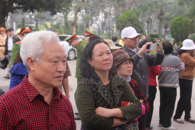 Đ&ocirc;ng đảo người d&acirc;n theo d&otilde;i lịch tr&igrave;nh diễn ra lễ hội.