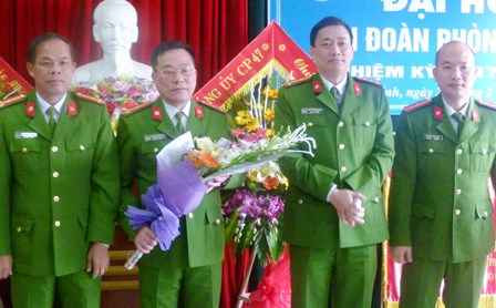 L&atilde;nh đạo c&ocirc;ng an tỉnh tặng hoa ch&uacute;c mừng v&agrave; thưởng n&oacute;ng Ban chuy&ecirc;n &aacute;n.