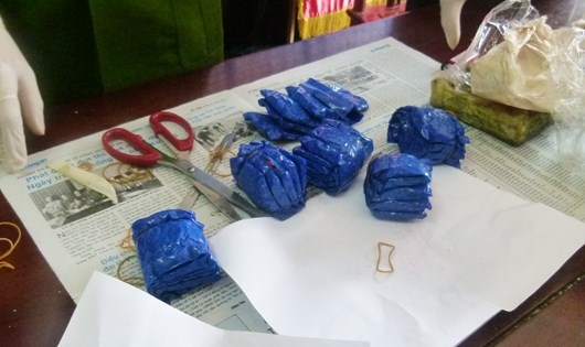 Bắt 2 đối tượng mang 1kg ma túy đá, 16.000 viên ma túy tổng hợp vào Việt Nam