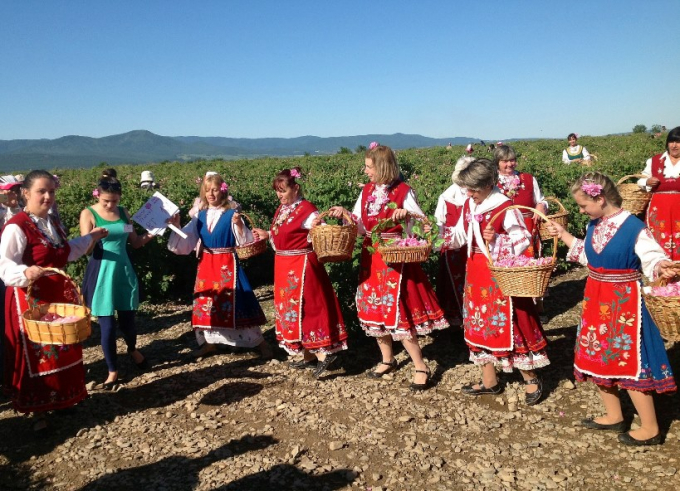 Người d&acirc;n Bulgaria c&ugrave;ng nhau nhảy m&uacute;a trong Lễ hội hoa hồng.