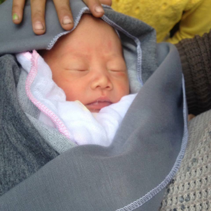 H&igrave;nh ảnh b&eacute; trai bị bỏ rơi.