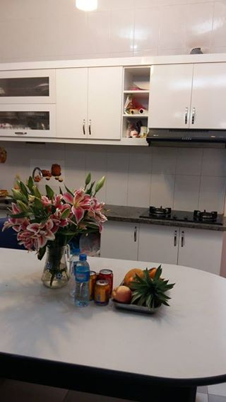 Nh&agrave; rộng r&atilde;i v&agrave; đầy đủ nội thất trong nh&agrave;, tủ bếp đẹp v&agrave; đồ cao cấp.