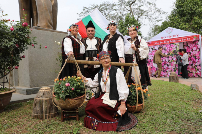 Lễ hội hoa hồng được tổ chức lần đầu tại Việt Nam với mục đ&iacute;ch quảng b&aacute; h&igrave;nh ảnh, văn h&oacute;a Bulgaria đến bạn b&egrave; quốc tế.
