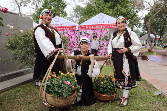 [Ch&ugrave;m ảnh]: Ấn tượng Lễ hội hoa hồng Bulgaria 2017
