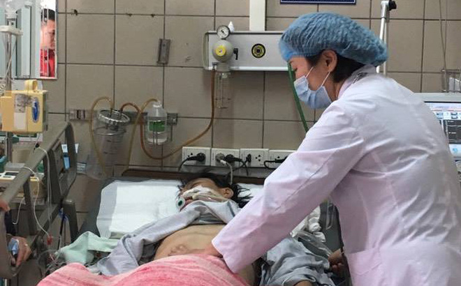 Một bệnh nh&acirc;n ngộ độc rượu đang h&ocirc;n m&ecirc; s&acirc;u. Ảnh: minh họa/ Soha