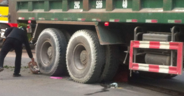 Hà Nội: Thương tâm người phụ nữ bị xe “hổ vồ” kẹp nát đôi chân