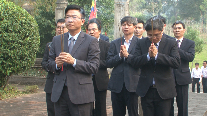 Bộ trưởng L&ecirc; Th&agrave;nh Long c&ugrave;ng c&aacute;c c&aacute;n bộ Bộ Tư Ph&aacute;p d&acirc;ng hương tại khu di t&iacute;ch Lam Kinh.
