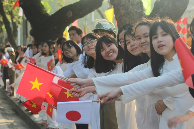 Người d&acirc;n ở Huế xuống đường vui mừng ch&agrave;o đ&oacute;n Nhật ho&agrave;ng v&agrave; Ho&agrave;ng hậu.