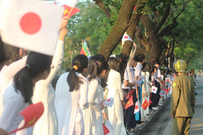 Học sinh d&otilde;i theo về hướng nơi đo&agrave;n xe chuẩn bị đến.