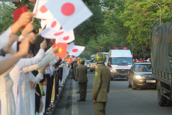 Quốc kỳ của 2 nước Việt Nam v&agrave; Nhật Bản được c&aacute;c bạn sinh vi&ecirc;n, học sinh cầm tr&ecirc;n tay ch&agrave;o đ&oacute;n Nhật ho&agrave;ng v&agrave; Ho&agrave;ng hậu.