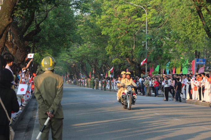 Nhật ho&agrave;ng v&agrave; Ho&agrave;ng hậu đang chuẩn bị di chuyển đến đường L&ecirc; Lợi.