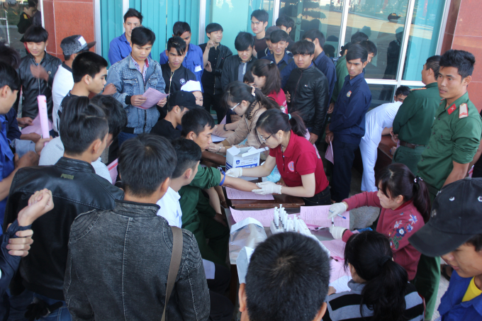 Rất đ&ocirc;ng C&aacute;n bộ, chiến sĩ v&agrave; c&ocirc;ng nh&acirc;n lao động của Binh Đo&agrave;n 15 nhiệt t&igrave;nh tham gia ng&agrave;y hội hiến m&aacute;u 2017