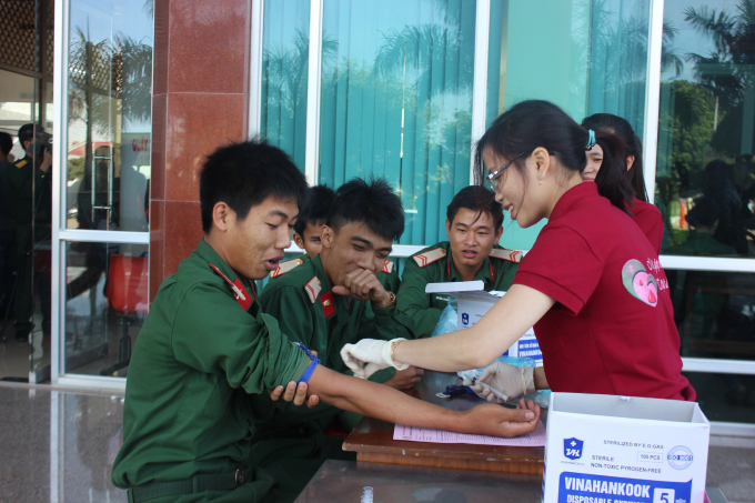 C&aacute;c chiến sĩ trẻ nhiệt t&igrave;nh tự nguyện tham gia đăng k&iacute; hiến m&aacute;u t&igrave;nh nguyện