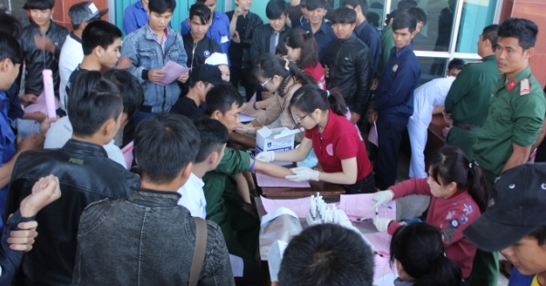 Các chiến sĩ Binh đoàn 15 nhiệt tình tham gia hiến máu tình nguyện