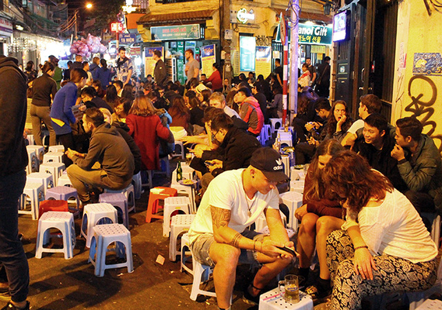 Mặc d&ugrave; đội cảnh s&aacute;t trật tự phường đến nhắc nhở nhưng c&aacute;c h&agrave;ng, qu&aacute;n vẫn &ldquo;ng&oacute; lơ&rdquo;.