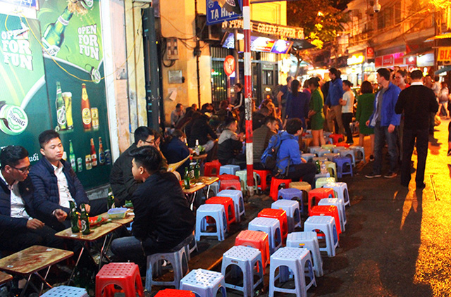 Mọi ng&oacute;c ng&aacute;ch của tuyến phố đều được tận dụng l&agrave;m nơi kinh doanh, bu&ocirc;n b&aacute;n.