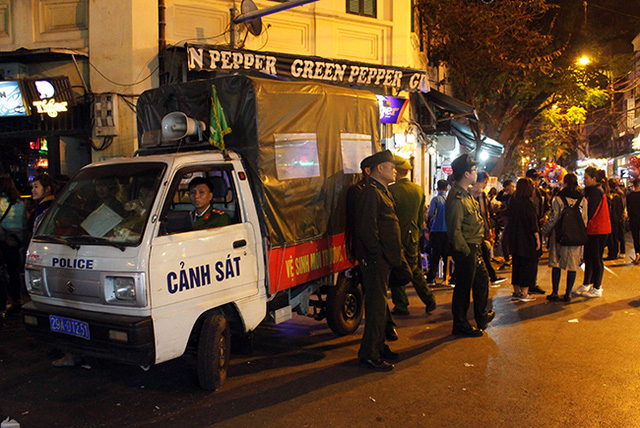 H&agrave; Nội: H&agrave;ng qu&aacute;n &ldquo;bủa v&acirc;y&rdquo; l&ograve;ng đường, vỉa h&egrave; trong đ&ecirc;m