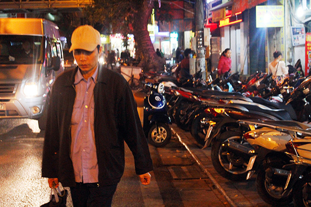 Tại H&agrave;ng Đường, vỉa h&egrave; trở th&agrave;nh nơi tr&ocirc;ng giữ xe, thu lời b&eacute;o bở của nhiều hộ kinh doanh.