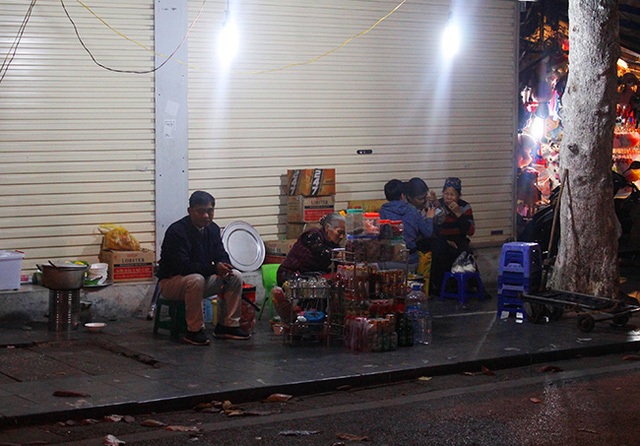 H&agrave; Nội: H&agrave;ng qu&aacute;n &ldquo;bủa v&acirc;y&rdquo; l&ograve;ng đường, vỉa h&egrave; trong đ&ecirc;m