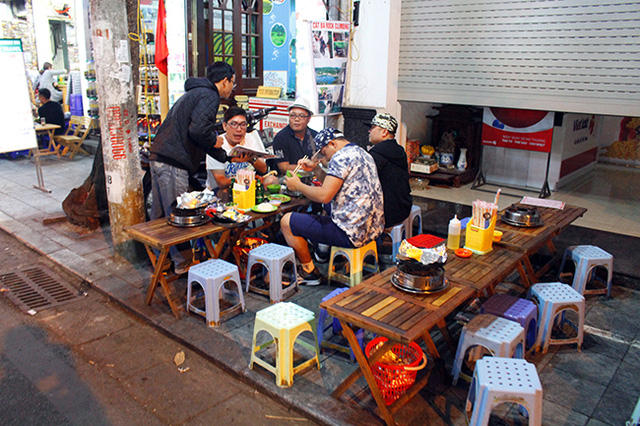 Kh&ocirc;ng chỉ qu&aacute;n ăn, nhiều h&agrave;ng rong, qu&aacute;n tr&agrave; đ&aacute;,&hellip; cũng được b&agrave;y b&aacute;n th&acirc;u đ&ecirc;m tr&ecirc;n khắp c&aacute;c vỉa h&egrave;.