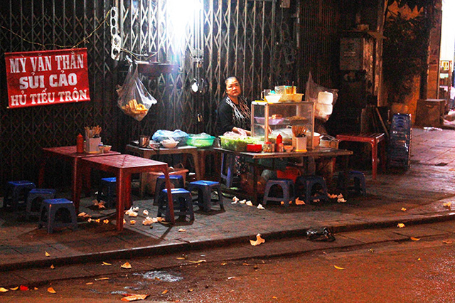 V&agrave;o buổi s&aacute;ng, phố H&agrave;ng Buồm sạch tinh tươm nhưng đến đ&ecirc;m h&agrave;ng qu&aacute;n lại b&agrave;y b&aacute;n, người đi bộ vẫn phải đi dưới l&ograve;ng đường.