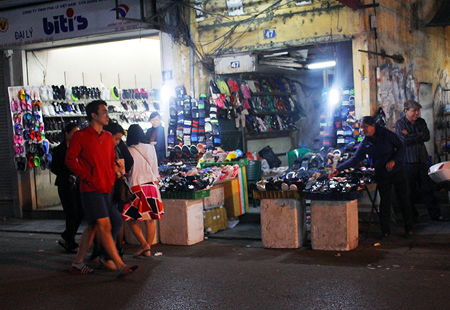 Phố H&agrave;ng Giầy, chủ kinh doanh c&ograve;n b&agrave;y b&aacute;n xuống cả l&ograve;ng đường. Việc trao đổi bu&ocirc;n b&aacute;n như vậy kh&ocirc;ng chỉ g&acirc;y kh&oacute; khăn cho người đi bộ m&agrave; cho cả người tham gia giao th&ocirc;ng.