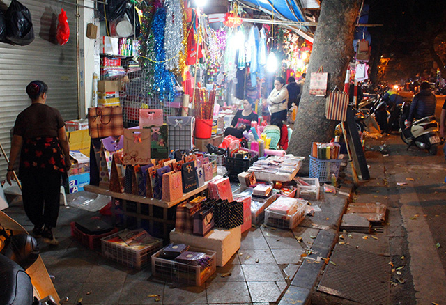 H&agrave;ng M&atilde;, t&igrave;nh trạng lấn chiếm vỉa h&egrave; vẫn kh&ocirc;ng giảm so với buổi s&aacute;ng.