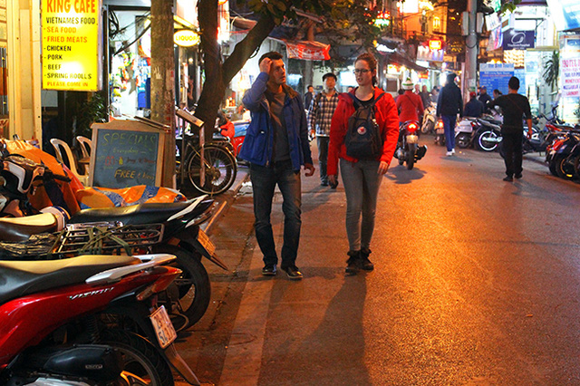 H&agrave;ng qu&aacute;n chiếm hết vỉa h&egrave; ở phố cổ, người đi bộ bị đẩy xuống l&ograve;ng đường, g&acirc;y nguy hiểm cho người tham gia giao th&ocirc;ng.