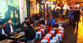 Hà Nội: Hàng quán “bủa vây” lòng đường, vỉa hè trong đêm