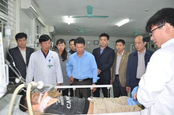 L&atilde;nh đạo tỉnh L&agrave;o Cai thăm hỏi c&aacute;c nạn nh&acirc;n tai nạn giao th&ocirc;ng chiều ng&agrave;y 3/3 đang cấp cứu tại bệnh viện đa khoa tỉnh L&agrave;o Cai. (Ảnh: b&aacute;o L&agrave;o Cai)