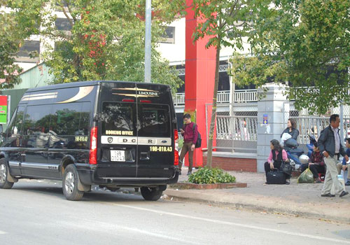 Xe Limousine đ&oacute;n kh&aacute;ch tr&ecirc;n nhiều phố H&agrave; Nội. Ảnh: Xu&acirc;n Hoa&nbsp;