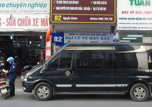 Thanh tra giao th&ocirc;ng xử phạt xe hợp đồng&nbsp;dừng đỗ sai quy định. Ảnh:&nbsp;Xu&acirc;n Hoa