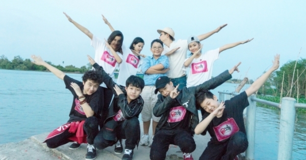 Tê Giác đi ba miền đất nước để đóng MV cùng bố Hoàng Bách