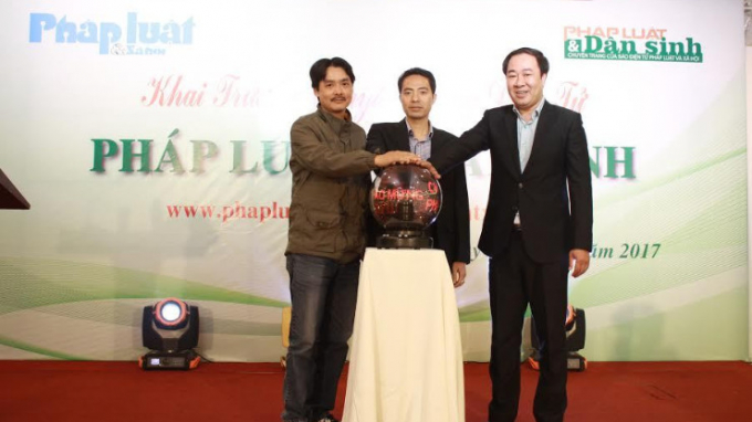 Ban bi&ecirc;n tập ấn n&uacute;t khai trương chuy&ecirc;n trang điện tử Ph&aacute;p luật &amp;amp;amp; D&acirc;n sinh