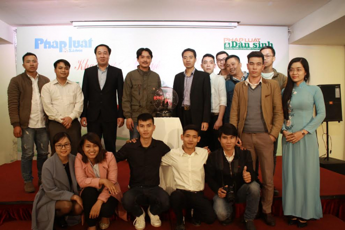 Ban bi&ecirc;n tập tặng hoa &ocirc;ng Nguyễn H&ugrave;ng Sơn, Thư k&yacute; t&ograve;a soạn chuy&ecirc;n trang Ph&aacute;p luật &amp;amp;amp; D&acirc;n sinh v&agrave; &ocirc;ng Nguyễn Hồng Văn, Gi&aacute;m đốc Cty cổ phần D&acirc;n sinh Việt Nam.