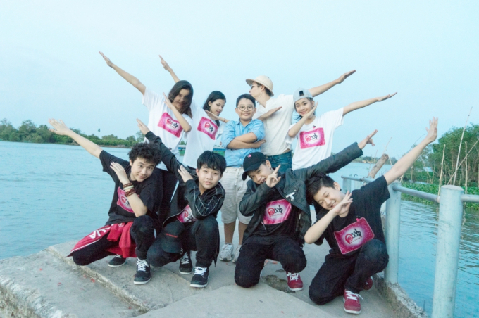 T&ecirc; Gi&aacute;c đi ba miền đất nước để đ&oacute;ng MV c&ugrave;ng bố Ho&agrave;ng B&aacute;ch