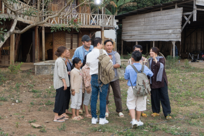 T&ecirc; Gi&aacute;c đi ba miền đất nước để đ&oacute;ng MV c&ugrave;ng bố Ho&agrave;ng B&aacute;ch