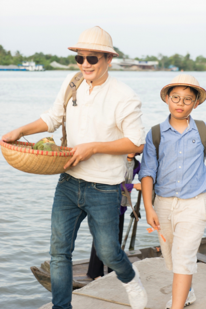 T&ecirc; Gi&aacute;c đi ba miền đất nước để đ&oacute;ng MV c&ugrave;ng bố Ho&agrave;ng B&aacute;ch