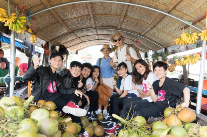 T&ecirc; Gi&aacute;c đi ba miền đất nước để đ&oacute;ng MV c&ugrave;ng bố Ho&agrave;ng B&aacute;ch