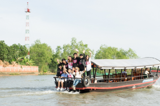 T&ecirc; Gi&aacute;c đi ba miền đất nước để đ&oacute;ng MV c&ugrave;ng bố Ho&agrave;ng B&aacute;ch