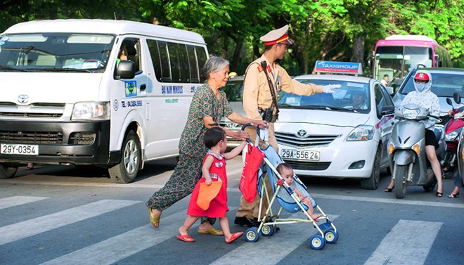 H&igrave;nh ảnh đẹp về người chiến sĩ CSGT. (Ảnh&nbsp;http://anninhthudo.vn)