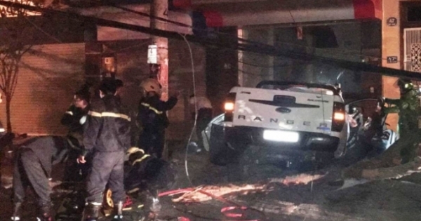 Thanh Hóa: Giải cứu 2 người mắc kẹt trong xe bán tải gặp nạn