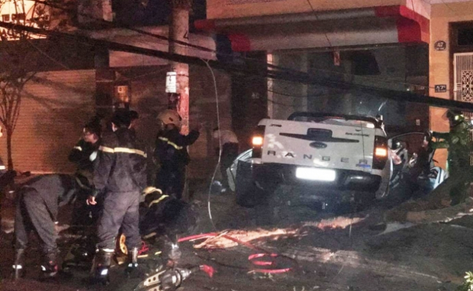 Chiếc xe bị hư hỏng nặng sau khi đ&acirc;m v&agrave;o c&acirc;y cột điện.