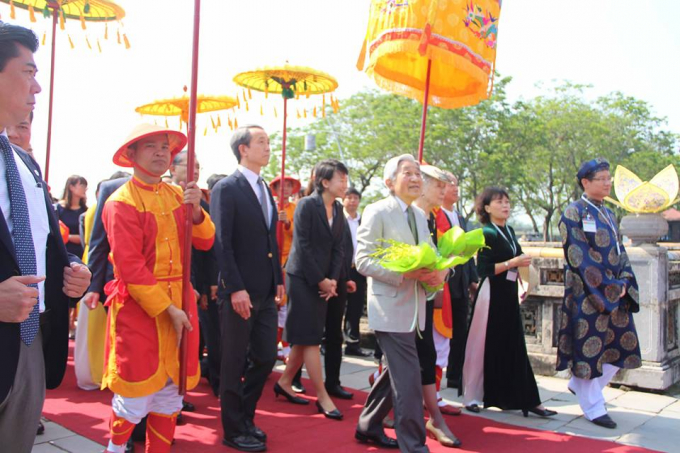 Nhật Ho&agrave;ng c&ugrave;ng đo&agrave;n t&ugrave;y t&ugrave;ng đ&atilde; v&agrave;o chi&ecirc;m ngưỡng Kinh th&agrave;nh Huế.