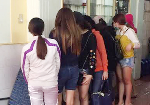 C&aacute;c nữ nh&acirc;n vi&ecirc;n tiệm hớt t&oacute;c sẵn s&agrave;ng b&aacute;n d&acirc;m với gi&aacute; 1,5 triệu đồng. Ảnh:&nbsp;Nhật Vy