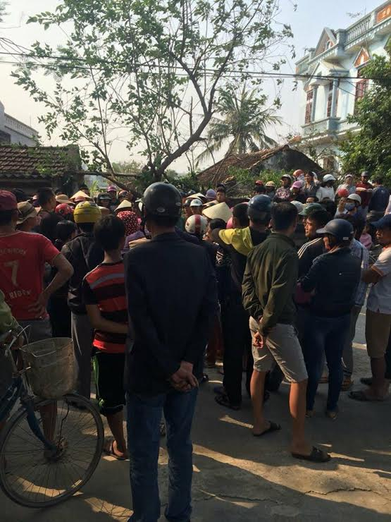 Khi nạn nh&acirc;n được đưa về nh&agrave;, rất đ&ocirc;ng h&agrave;ng x&oacute;m l&aacute;ng giềng tụ tập chia buồn.