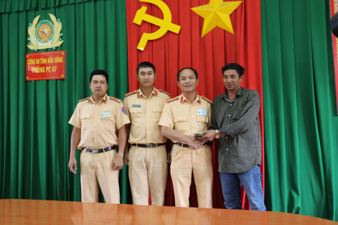 CSGT trao trả t&agrave;i sản cho người d&acirc;n bị đ&aacute;nh rơi.