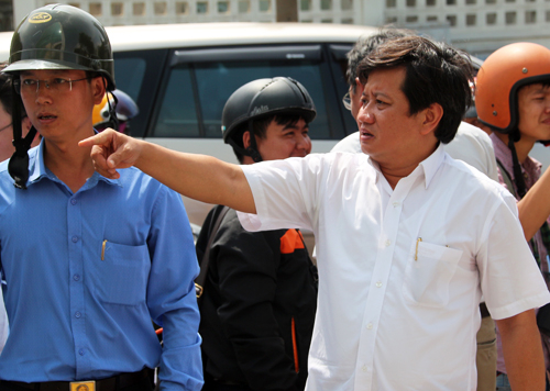 Phó chủ tịch UBND qu&acirc;̣n 1 Đoàn Ngọc Hải (áo trắng) chỉ đạo đ&acirc;̣p bỏ bức tường giữa trụ sở cơ quan đại di&ecirc;̣n&nbsp;B&ocirc;̣ C&ocirc;ng thương ở phía Nam và s&acirc;n v&acirc;̣n đ&ocirc;̣ng Hoa Lư. Ảnh:&nbsp;Hữu C&ocirc;ng.